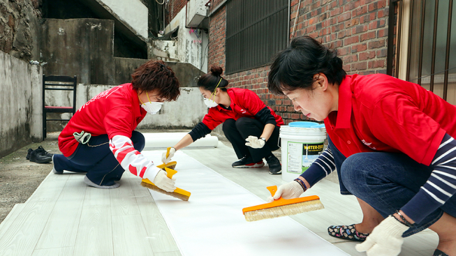 ▲한국다우 임직원들이 지난 10일 서울 충정로에서 진행한 ‘희망의 집 고치기’ 봉사활동에 참여해 도배 작업을 준비하고 있다.(사진제공=한국다우)