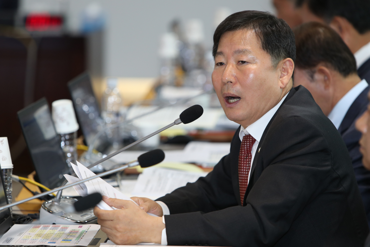 ▲11일 전남 나주시 빛가람동 한국전력공사 본사에서 열린 국회 산업통상자원중소벤처기업위원회의 한전 등 에너지공기업 국정감사에서 자유한국당 이철규 의원이 질의하고 있다. (연합뉴스)