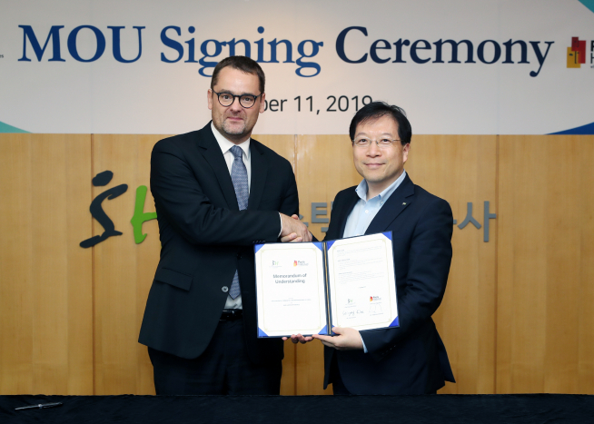 ▲김세용 SH공사 사장(사진 오른쪽)과 스테판 도펑 파리아비타 사장이(사진 왼쪽)이 주거복지사업을 상호 협력하기 위한 업무협약을 체결했다.(사진 = SH공사)