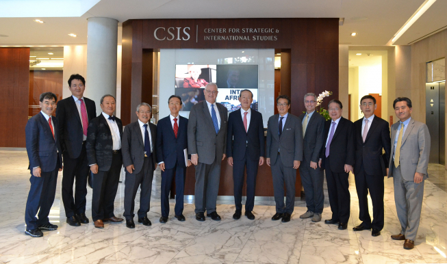 ▲허창수 전경련 회장(왼쪽부터 일곱번째)을 비롯한 사절단이 11일(현지시간) CSIS를 방문해 존 햄리 CSIS 소장(여섯번째), 빅터 차 CSIS(여덟번째) 한국석좌와 면담을 갖고 한미관계, 양국 통상 및 투자 관련 우리 입장을 전달했다.(사진제공=전경련)