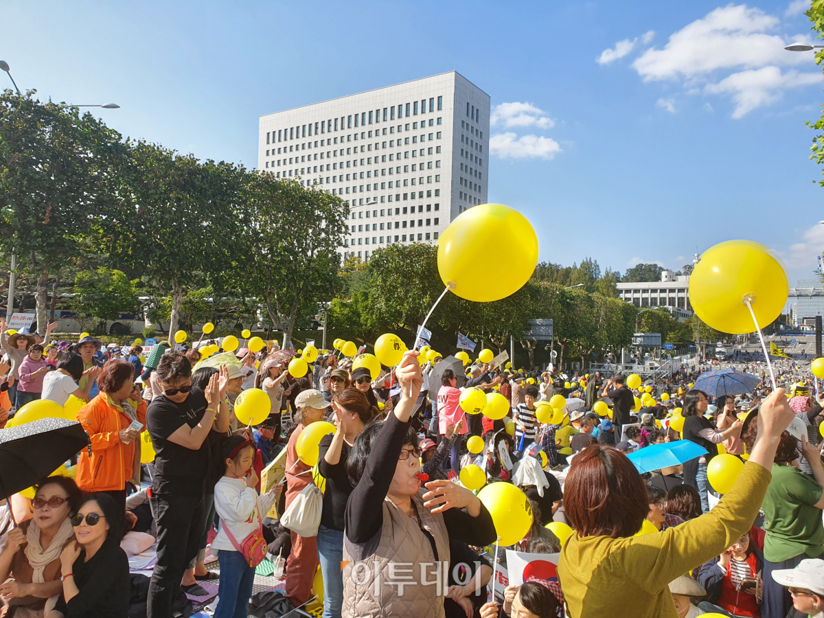 ▲12일 서초역 7번 출구 앞에서 '세월호참사 책임자 처벌 전면 재수사 검찰개혁 적폐청산 1차 국민고발인 참여' 서명을 받고 있다. (김종용 기자(deep@))
