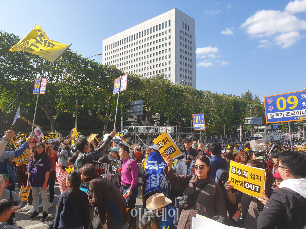 ▲12일 오후 2시 서울 서초구 서초동에서 열린 '제9차 사법적폐 청산을 위한 검찰 개혁 촛불 문화제'에 인파가 몰렸다.(김종용 기자(deep@))