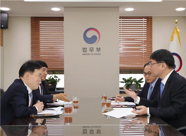 ▲12일 김오수 법무부 차관(왼쪽)과 강남일 대검 차장 등 관계자들이 검찰개혁 방안을 협의하고 있다. (제공=법무부)