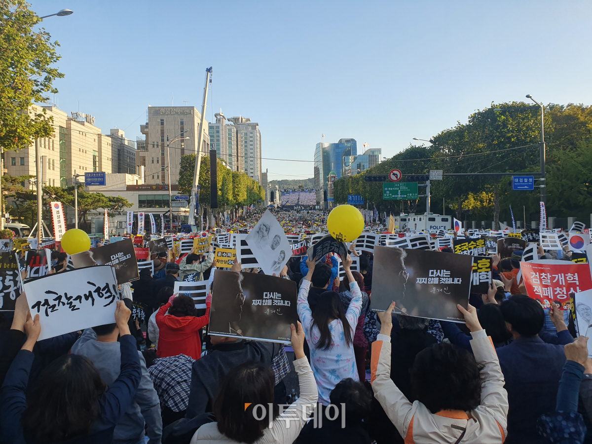 ▲12일 서울 서초구 서초동에서 열린 '제9차 사법적폐 청산을 위한 검찰 개혁 촛불 문화제'에 참여한 시민들이 촛불 파도타기를 하고 있다.(김종용 기자(deep@))