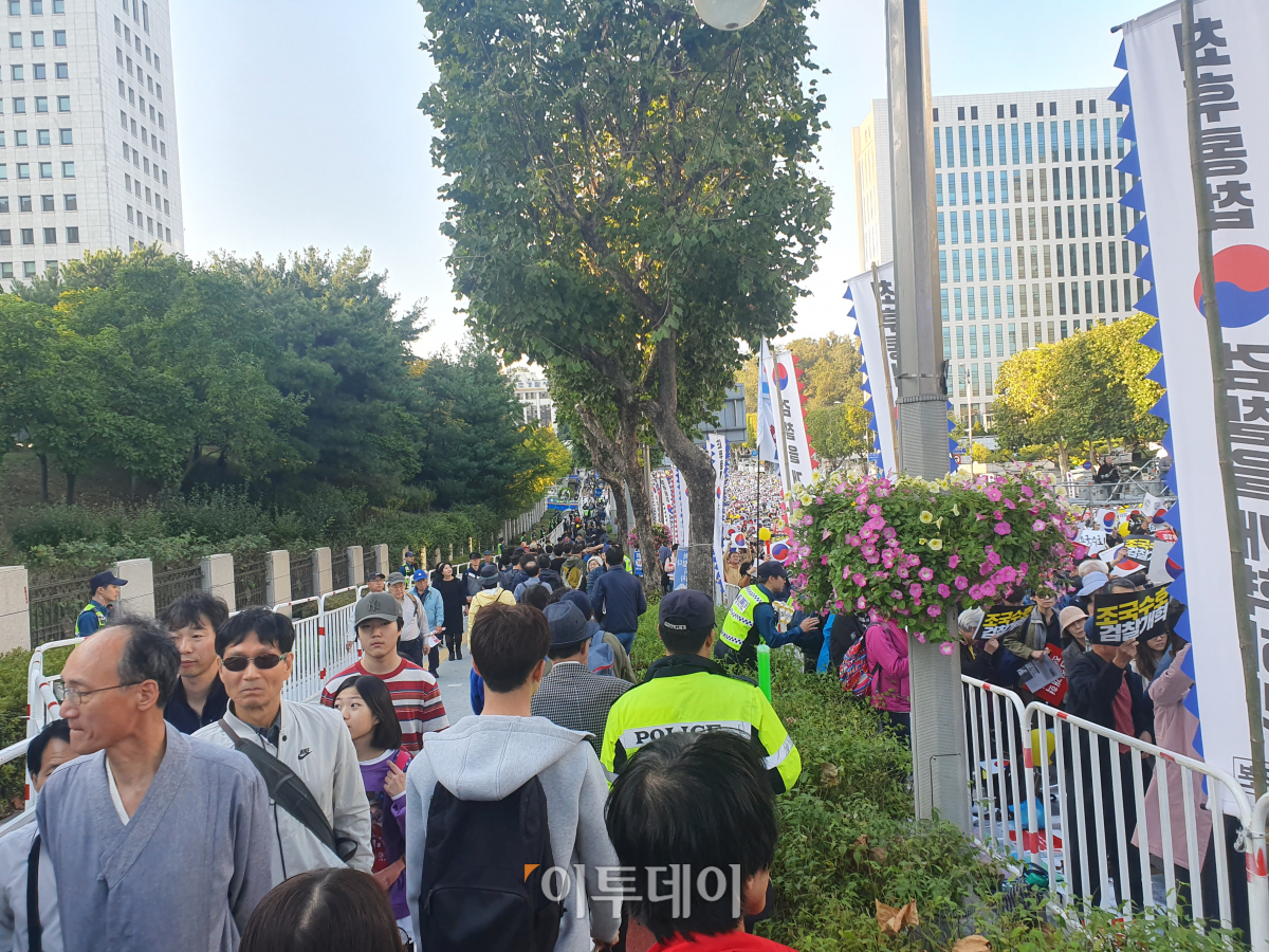 ▲12일 서울 서초구 서초동에서 열린 '제9차 사법적폐 청산을 위한 검찰 개혁 촛불 문화제'에 참여하기 위해 거리로 시민들이 들어서고 있다.(김종용 기자(deep@))