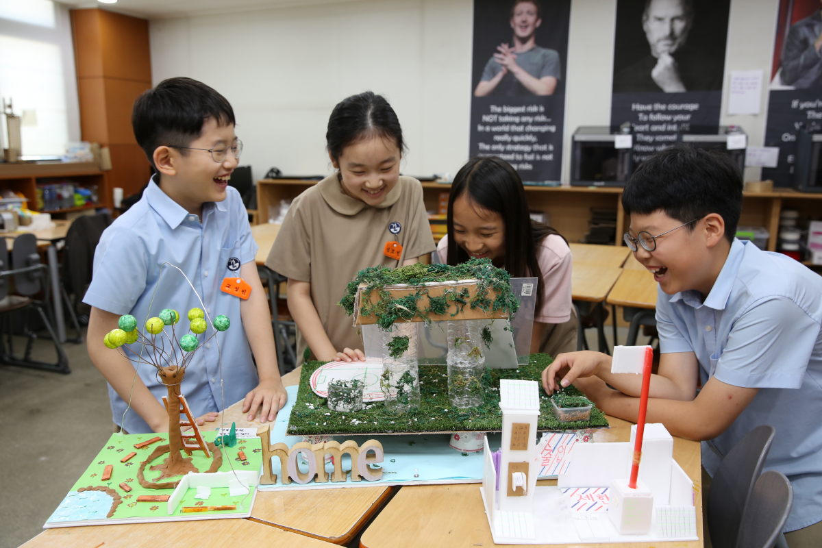 ▲학교를 변화시킬 수 있는 나만의 아이디어를 나타낸 작품을 만들고 있는 학생들의 모습.