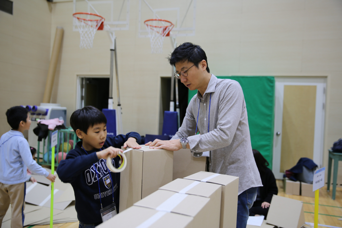 ▲'경복가족 메이커 축제'는 경복초 학생들이 가족과 함께 메이커 활동을 하는 것을 넘어, 학부모가 메이커교육에 대해 이해할 수 있도록 돕는다. 'Pancake'에 참여하고 있는 이들의 모습.(사진제공=경복초등학교)