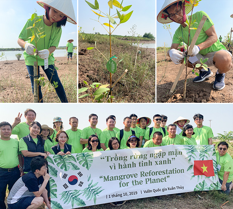 ▲‘아그위그. 베트남’ 관계자들이 1일 쑤언투이 국립공원 인근에서 맹그로브 묘목 식수 후 기념촬영을 하고 있다.(사진제공=SK이노베이션)
