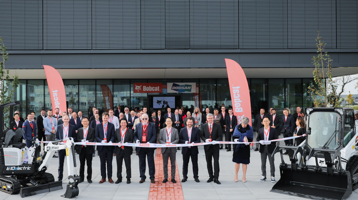 ▲두산밥캣 체코 EMEA법인 신사옥 개소식에서 귀빈들이 신사옥 앞에서 리본커팅식을 하고 있다. 맨 앞줄부터 (왼쪽에서 6번째) 스캇성철박 두산밥캣 사장, (왼쪽에서 7번째) Gustavo Otero EMEA법인 지역장, (왼쪽에서 8번째) Karel Havlíček 체코 산업부 장관. (사진제공=두산밥캣)
