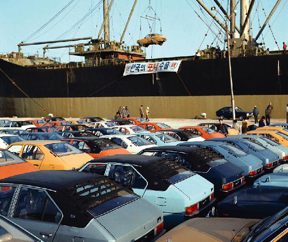 ▲1976년 현대자동차 포니의 첫 수출 선적 장면. (연합뉴스)