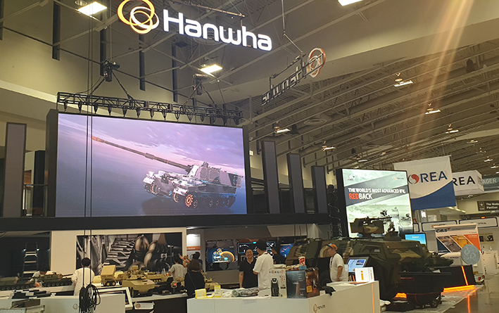 ▲한화 방산계열사는 14일부터 16일까지(현지시간) 미국 워싱턴D.C.에서 열리는 방산 전시회에 통합 전시관을 연다. 250㎡의 대형 전시 부스를 마련한 한화는 레드백 장갑차, 무인수색차량, 대공 솔루션 등 미국, 캐나다, 중남미 시장 등을 겨냥한 새로운 솔루션을 선보인다.(사진제공=한화)