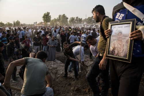 ▲시리아인들이 12일(현지시간) 터키군의 공습으로 숨진 시리아민주군(SDF) 대원을 땅에 묻고 있다. 시리아/AP연합뉴스 
