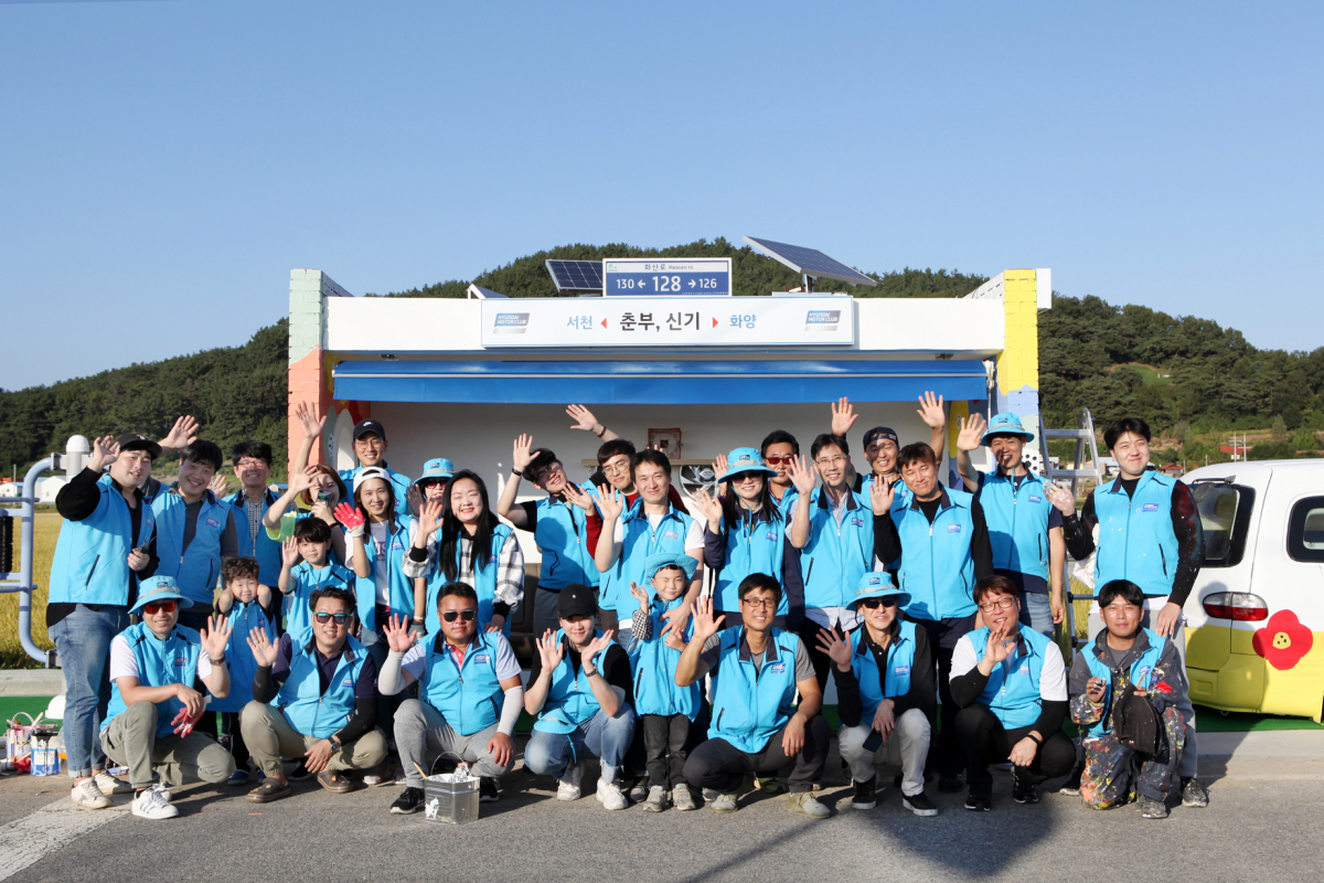 ▲현대자동차 동호회 ‘현대모터클럽’의 고객 봉사단이 현대자동차와 함께 12일 충남 서천군 화양면 봉명리에서 버스정류장 환경 개선 활동인 ‘빌드 스테이션(Build Station)’을 실시했다. (사진제공=현대차)