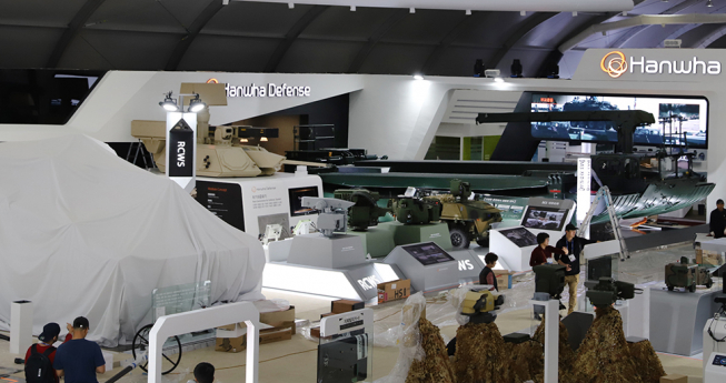 ▲한화 방산계열사가 15일부터 20일까지 서울공항에서 진행되는 ‘서울 국제 항공우주 및 방위산업전시회(Seoul ADEX 2019)’를 앞두고 전시 부스 준비에 한창이다. 15일 개막식에서 최초 공개되는 레드백(REDBACK) 장갑차가 장막에 덮여있다.(사진제공=한화)