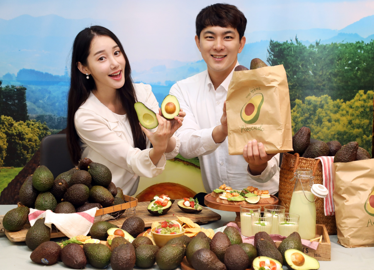 ▲14일 월요일 이마트 용산점 농산 매장에서 모델들이 뉴질랜드 아보카도를 소개하고 있다. (사진제공=이마트)