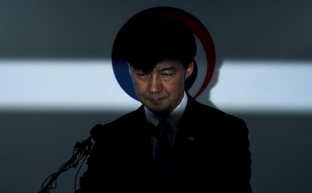 ▲조국 법무부 장관이 14일 경기 과천시 정부과천청사에서 검찰개혁방안 브리핑을 갖던 중 잠시 생각에 잠겨 있다. 신태현 기자 holjjak@(이투데이DB)