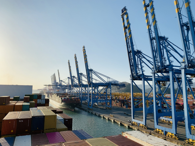 ▲11일 오전 닝보항을 떠난 ‘HMM블레싱호’가 항해 이틀만에 도착한 부산신항에서 접안하고 있다. 하유미 기자 jscs508@