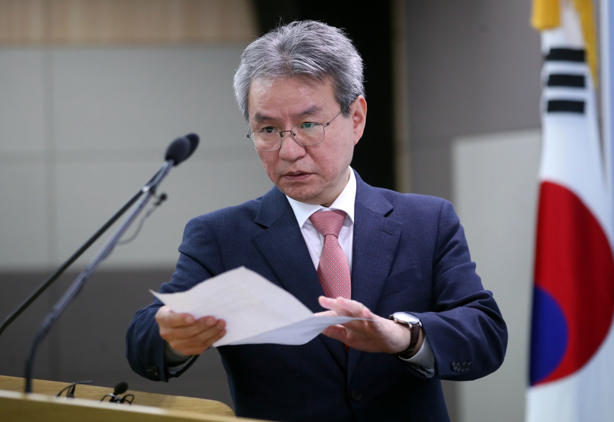 ▲김남준 법무·검찰개혁위원회 위원장이 14일 오후 정부과천청사 법무부에서 조국 법무부 장관 사퇴와 관련된 입장을 밝히기 위해 브리핑장으로 들어서고 있다.(연합뉴스)