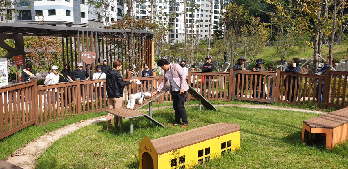 ▲‘의왕 파크푸르지오’ 아파트 입주민들이 ‘펫 사랑 커뮤니티’ 서비스에 반려견과 함께 참여하고 있다.(사진 제공=대우건설)