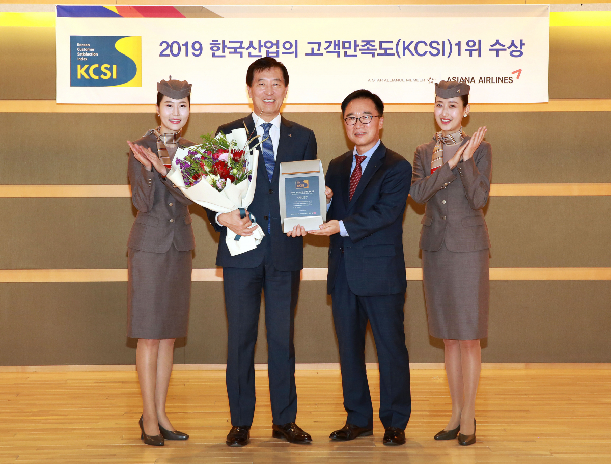▲서울 강서구 아시아나항공 본사에서 진행된 '2019 한국산업의 고객만족도(KCSI) 1위 기업 인증식' 에서 한창수 아시아나항공 사장(왼쪽 두번째)과 한수희 한국능률협회컨설팅 부사장(오른쪽 두번째)이 기념사진을 찍고 있다. (사진제공=아시아나항공)