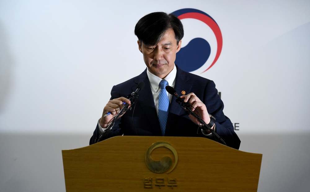 ▲조국 법무부 장관이 14일 경기 과천시 정부과천청사에서 열린 검찰개혁방안 브리핑에서 마이크를 고쳐잡고 있다. 신태현 기자 holjjak@(이투데이DB)