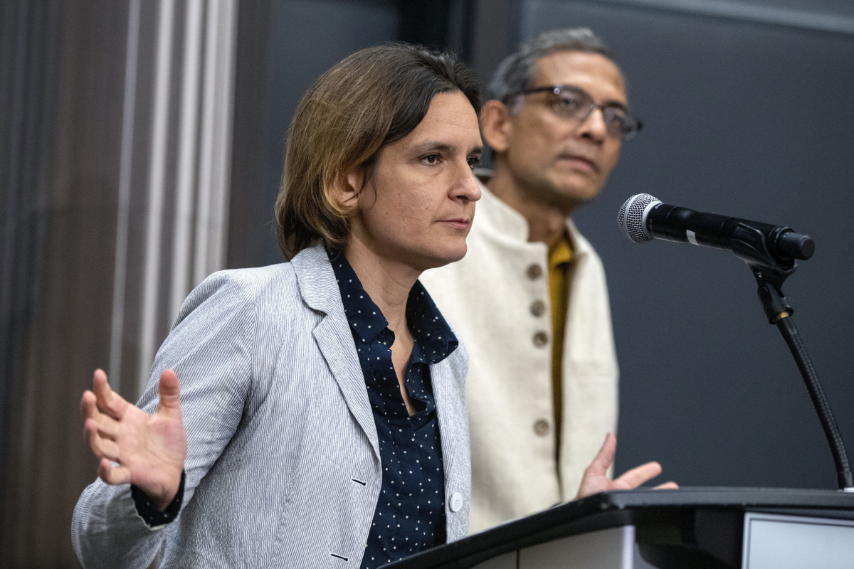 ▲에스테르 뒤플로(왼쪽)와 아브히지트 바네르지가 14일(현지시간) 캠브리지의 매사추세츠공과대학에서 열린 기자회견에서 연설하고 있다. AP/연합뉴스.