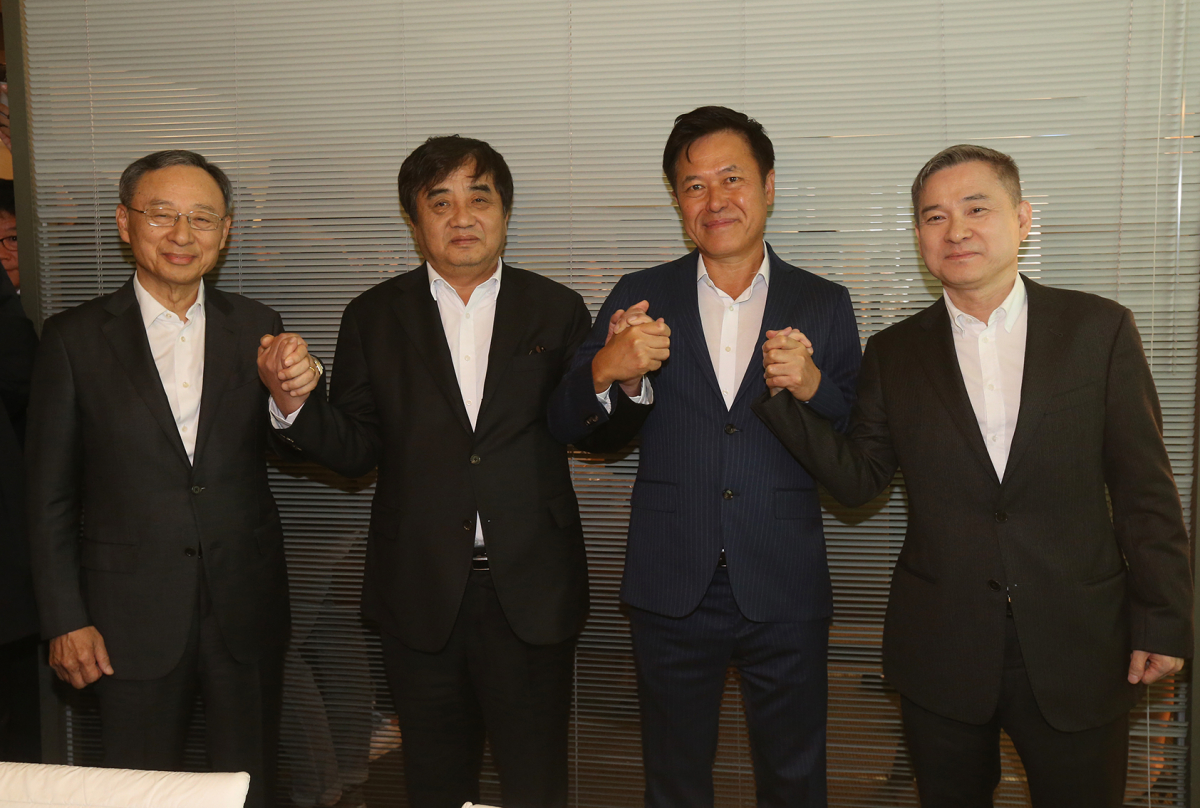 ▲<왼쪽부터>황창규 KT 회장, 한상혁 방통위원장, 박정호 SK텔레콤 사장, 하현회 LG유플러스 부회장. 방송통신위원회 제공