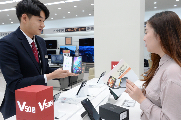 ▲15일 서울시 양천구에 위치한 LG베스트샵 목동점에서 고객이 LG V50S ThinQ를 구매하고 있다. LG전자는 지난 11일 이동통신 3사와 자급제 채널을 통해 전략 스마트폰 LG V50S ThinQ를 국내에 출시했다. LG V50S ThinQ는 전작 대비 사용성을 높였으며, 초고화소 전면카메라와 같이 실생활에서 자주 사용하는 기능에 집중했다. 듀얼 스크린 신제품 전면 크기 2.1형 알림창은 고객이 커버를 열지 않고도 시간, 날짜, 배터리 상태, 문자메시지, 수신전화 등을 보여준다. 또 고객이 화면이 펼쳐지는 각도를 자유롭게 조절할 수 있는 ‘360도 프리스탑’도 사용성을 높였다.(사진제공=LG전자)