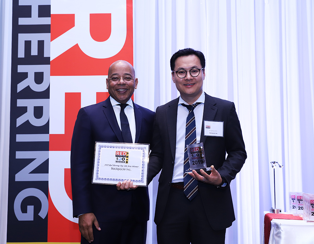 ▲김동환(오른쪽) 백패커 대표(사진제공=아이디어스)