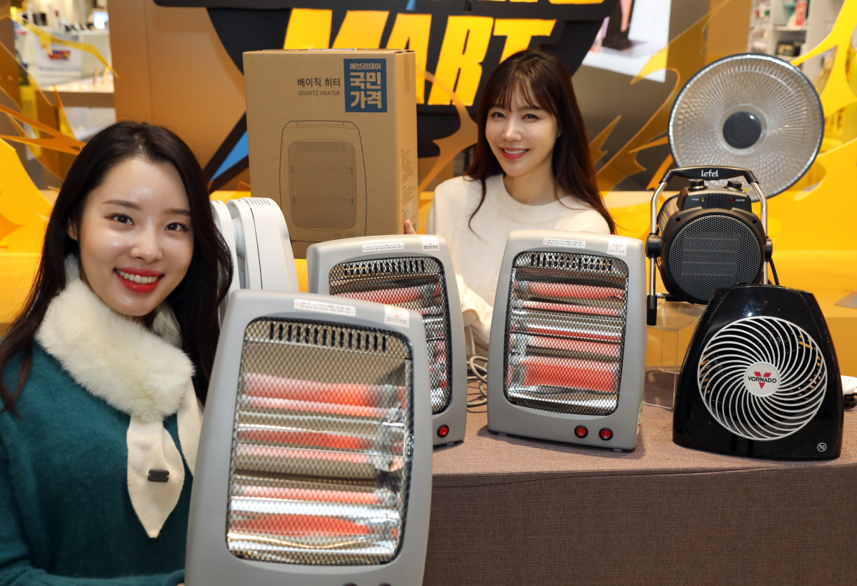 ▲15일 화요일 오전 이마트 영등포점 일렉트로마트에서 모델들이 '일렉트로맨 히터'를 포함한 난방용품들을 소개하고 있다. (사진제공=이마트)