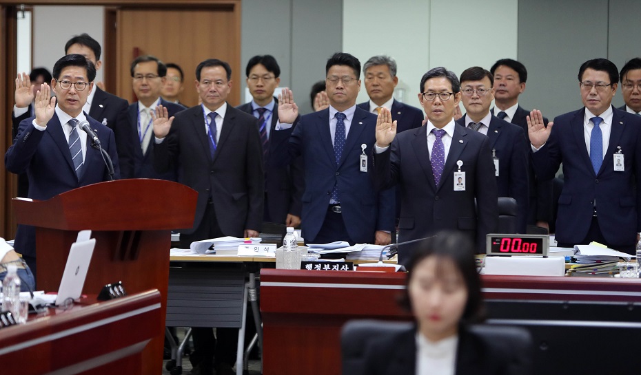 ▲국회 행정안전위원회의 충남도에 대한 국정감사가 15일 충남 홍성 충남도청에서 열렸다. 국정감사에 출석한 양승조 충남도지사를 비롯한 충남도 직원들이 선서하고 있다.(연합뉴스)