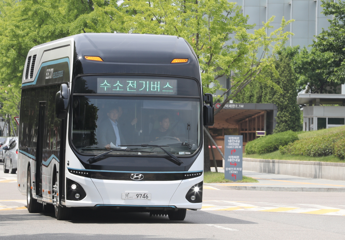 ▲현대차그룹이 본격적인 수소사회 진입을 위해 수소전기버스 기술을 자일대우상용차 등 국내 버스 개발사에 공급키로 했다. 사진은 현대차의 수소전기버스. (뉴시스)