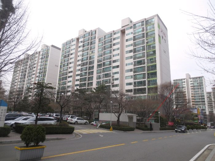 ▲경기 성남시 분당구 이매동 아름마을아파트 305동.(사진 제공=지지옥션)