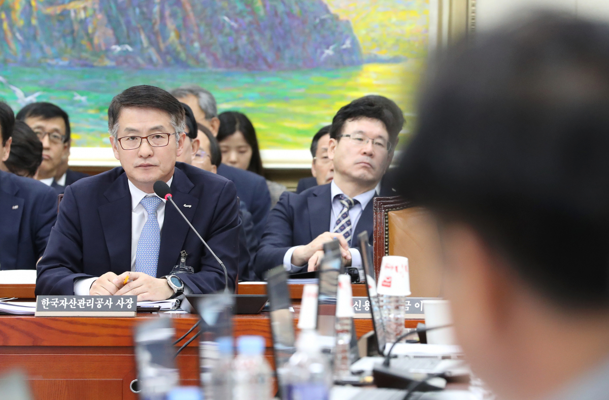 ▲15일 오전 열린 국회 정무위원회의 한국자산관리공사, 한국주택금융공사, 신용보증기금 등의 국정감사에서 문창용 한국자산관리공사 사장이 의원들의 질의를 경청하고 있다. (연합뉴스)