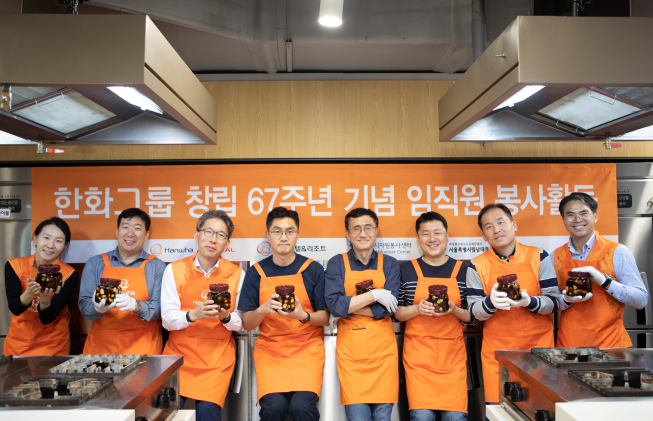 ▲한화토탈과 한화호텔앤드리조트 직원들은 그룹 창립을 맞아 15일 ‘한화와 함께하는 건강한 나눔 행사’를 개최하고 가격폭락으로 어려움을 겪고 있는 서산지역 농가에서 마늘을 수매하여 남대문 쪽방촌 이웃들을 위해 밑반찬을 만들어 전달하는 시간을 가졌다. (사진제공=한화토탈)