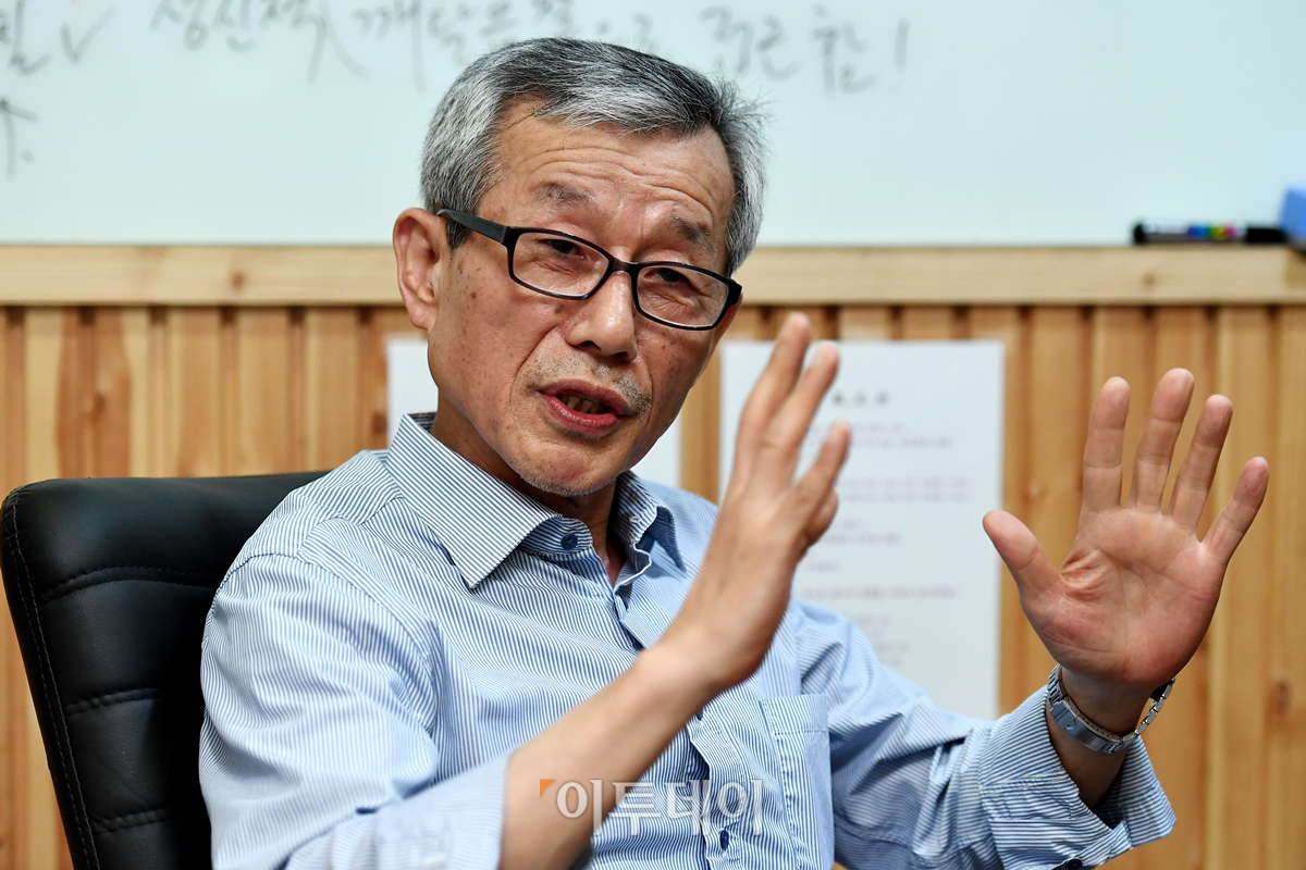 ▲사주명리학자인 '간산' 남창환 선생이 2일 서울 송파구 올림픽로 간산철학원에서 이투데이와 인터뷰를 갖고 있다. 신태현 기자 holjjak@