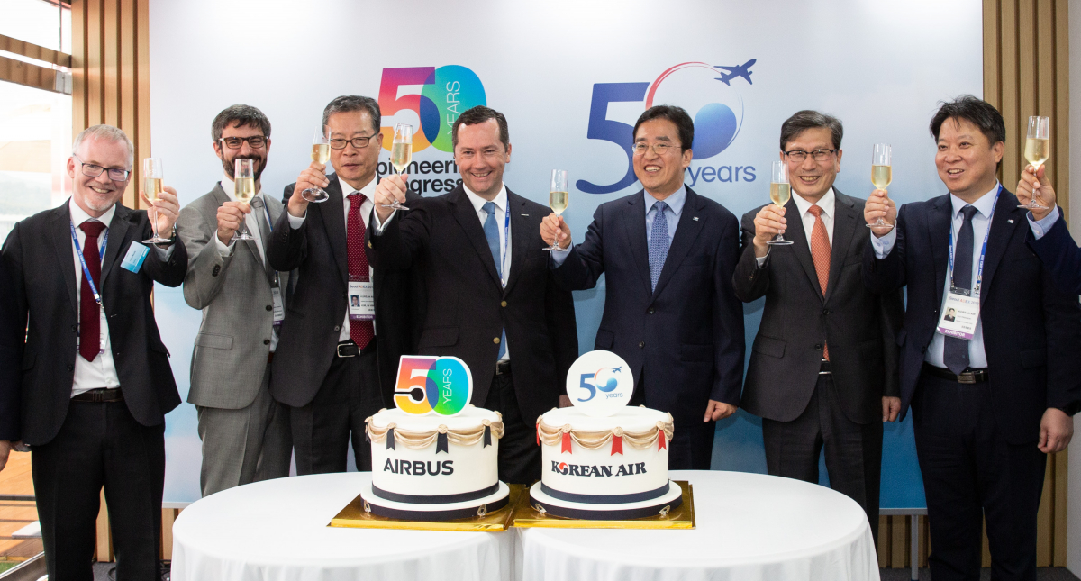 ▲이수근 대한항공 기술부문 부사장(오른쪽에서 세번째), 패트릭 드 카스텔바작 에어버스 아시아∙태평양 지역 총괄대표(오른쪽에서 네번째)를 비롯한 행사 관계자들이 기념촬영을 하는 모습. (사진제공=대한항공)