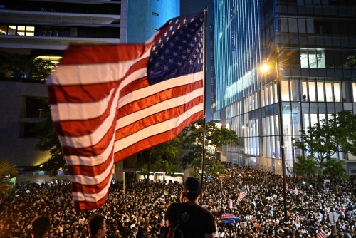 ▲15일(현지시간) 미국 하원의 법안 통과를 지지하는 홍콩 시위대가 미국 성조기를 들고 거리에 모여 있다. 홍콩/AFP연합뉴스 
