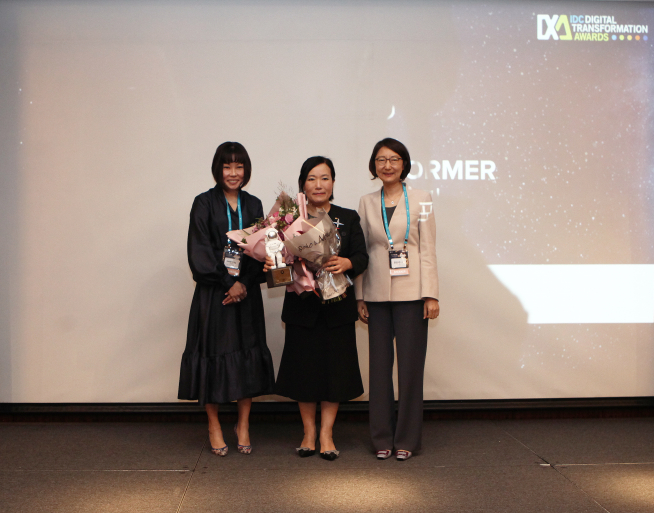 ▲16일 그랜드 인터컨티넨탈 서울 파르나스에서 개최된 2019 IDC 디지털 트랜스포메이션 어워드에서 KB증권 박정림 사장(가운데)이 '디지털 트랜스포머' 상을 수상한 후 기념 촬영을 하고 있다. 양 옆은 산드라 응 IDC AP부사장(왼쪽), 한은선 한국 IDC 전무(오른쪽).(사진=KB증권)