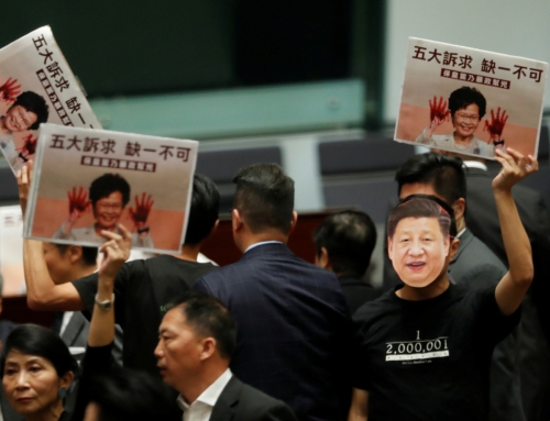 ▲홍콩 입법회에서 16일(현지시간) 야당 의원들이 시진핑 중국 국가주석의 가면을 쓰고 “시위대의 5대 요구를 하나도 빼놓을 수 없다”는 피켓을 들며 캐리 람 행정장관의 시정연설을 방해하고 있다. 홍콩/로이터연합뉴스 

