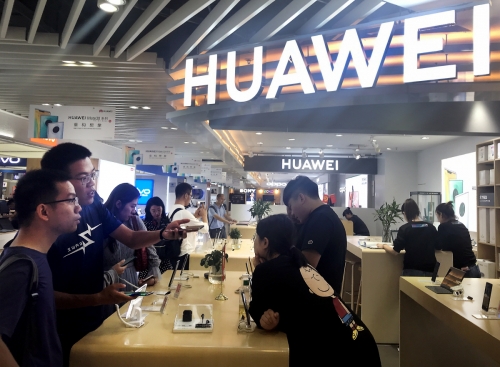 ▲중국 베이징의 한 매장에서 고객들이 화웨이의 최신 스마트폰을 살펴보고 있다. 베이징/UPI연합뉴스 
