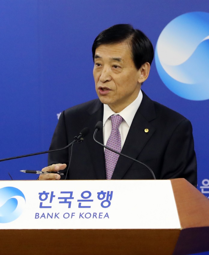 ▲기준금리가 사상 최저치와 같은 수준까지 떨어졌음에도 불구하고 추가 인하에 대한 관심이 높다. 사진은 16일 이주열 한국은행 총재가 서울 중구 태평로 한은 본점 기자실에서 기준금리 인하 직후 기자간담회를 열고 금리인하의 배경을 설명하는 모습.(연합뉴스)