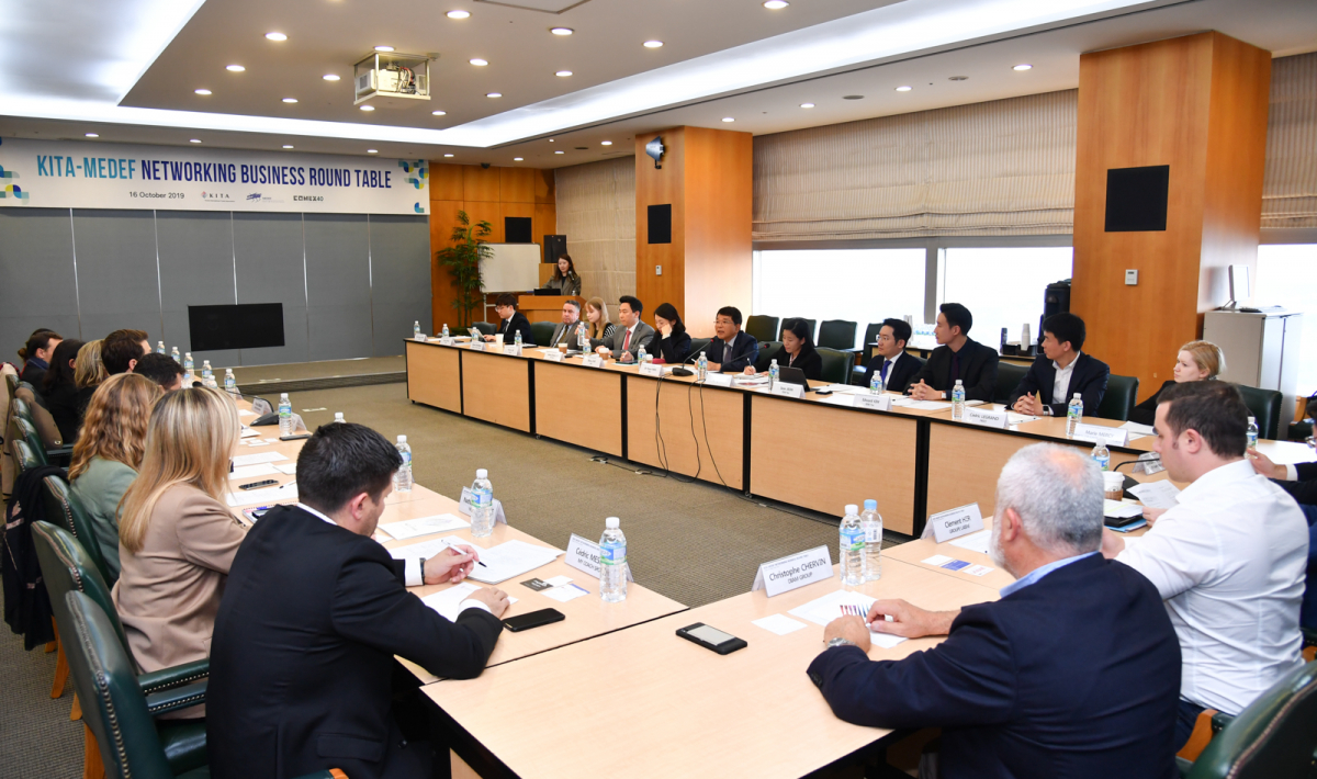 ▲16일 김영주 한국무역협회 회장이 참석한 가운데 프랑스산업연맹(MEDEF)과의 네트워킹 비즈니스 라운드테이블이 진행되고 있다. (사진제공=한국무역협회)