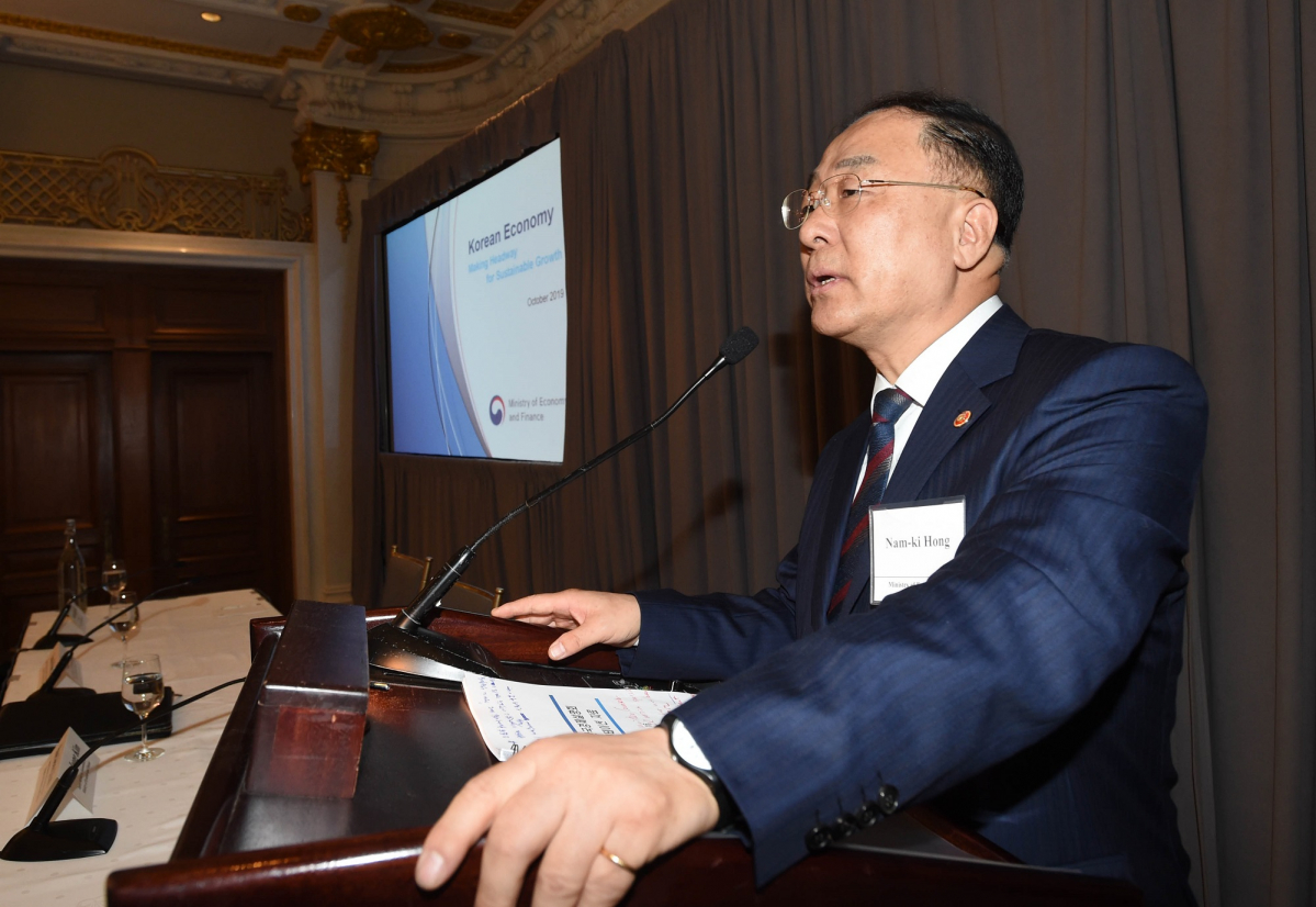 ▲홍남기 경제부총리 겸 기획재정부 장관이 16일(현지시간) 미국 뉴욕 세인트 레지스호텔에서 해외투자자들이 참석한 가운데 열린 한국경제 설명회에서 '지속 가능 성장을 위해 나아가는 한국 경제'를 주제로 발표하고 있다.(사진제공=기획재정부)