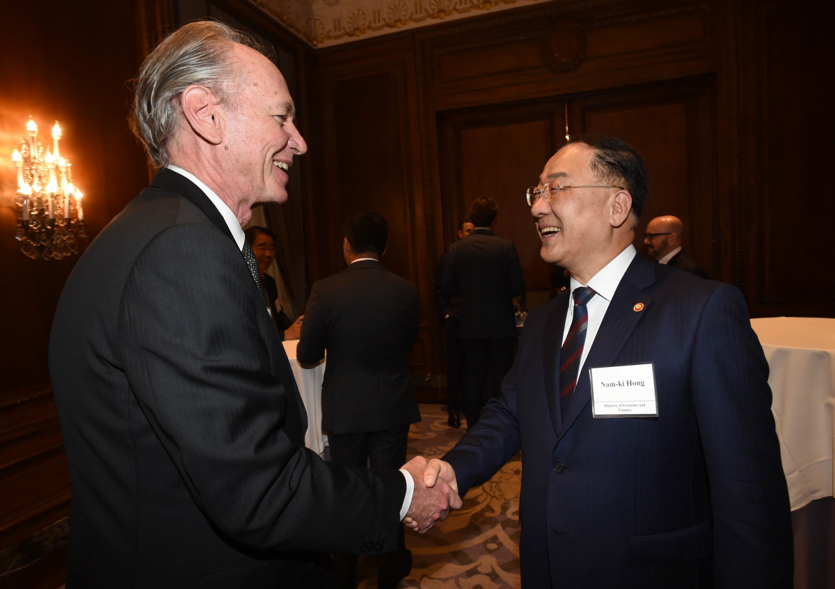 ▲홍남기 부총리, 뉴욕 한국경제설명회 사진홍남기 경제부총리 겸 기획재정부 장관이 16일(현지시간) 미국 뉴욕 세인트 레지스호텔에서 해외투자자들이 참석한 가운데 열린 한국 경제 설명회에 앞서 참석자들과 인사를 나누고 있다.(사진제공=기획재정부)