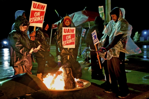 ▲파업을 벌이고 있는 미국 제너럴모터스(GM) 근로자들이 11일(현지시간) 미주리주 웬츠빌의 공장 앞에서 불을 쬐면서 추위를 녹이고 있다. 웬츠빌/AP뉴시스 