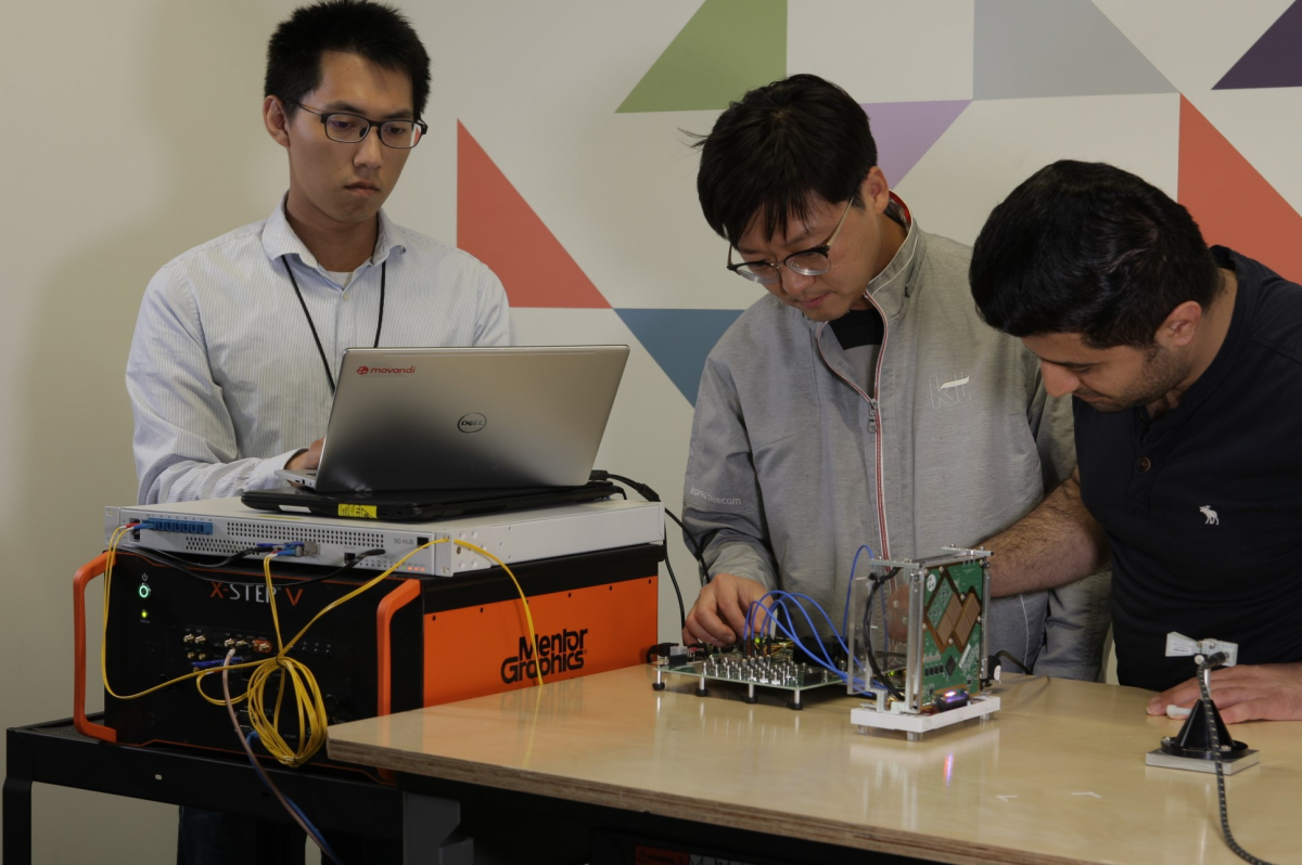 ▲10월 초, 미국 캘리포니아에 위치한 모반디 연구소에서 KT 연구원들이 타 연구원들과 28GHz 대역 5G 빔포밍 기술 테스트를 진행하고 있다. (사진제공=KT)