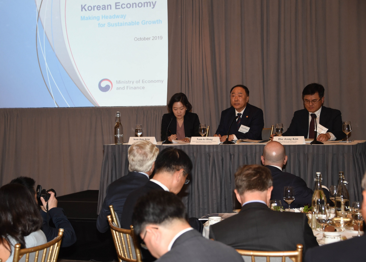 ▲홍남기 경제부총리 겸 기획재정부 장관이 16일(현지시간) 미국 뉴욕 세인트 레지스호텔에서 해외투자자들이 참석한 가운데 열린 한국 경제 설명회에서 참석자들의 질문에 답하고 있다.(사진제공=기획재정부)