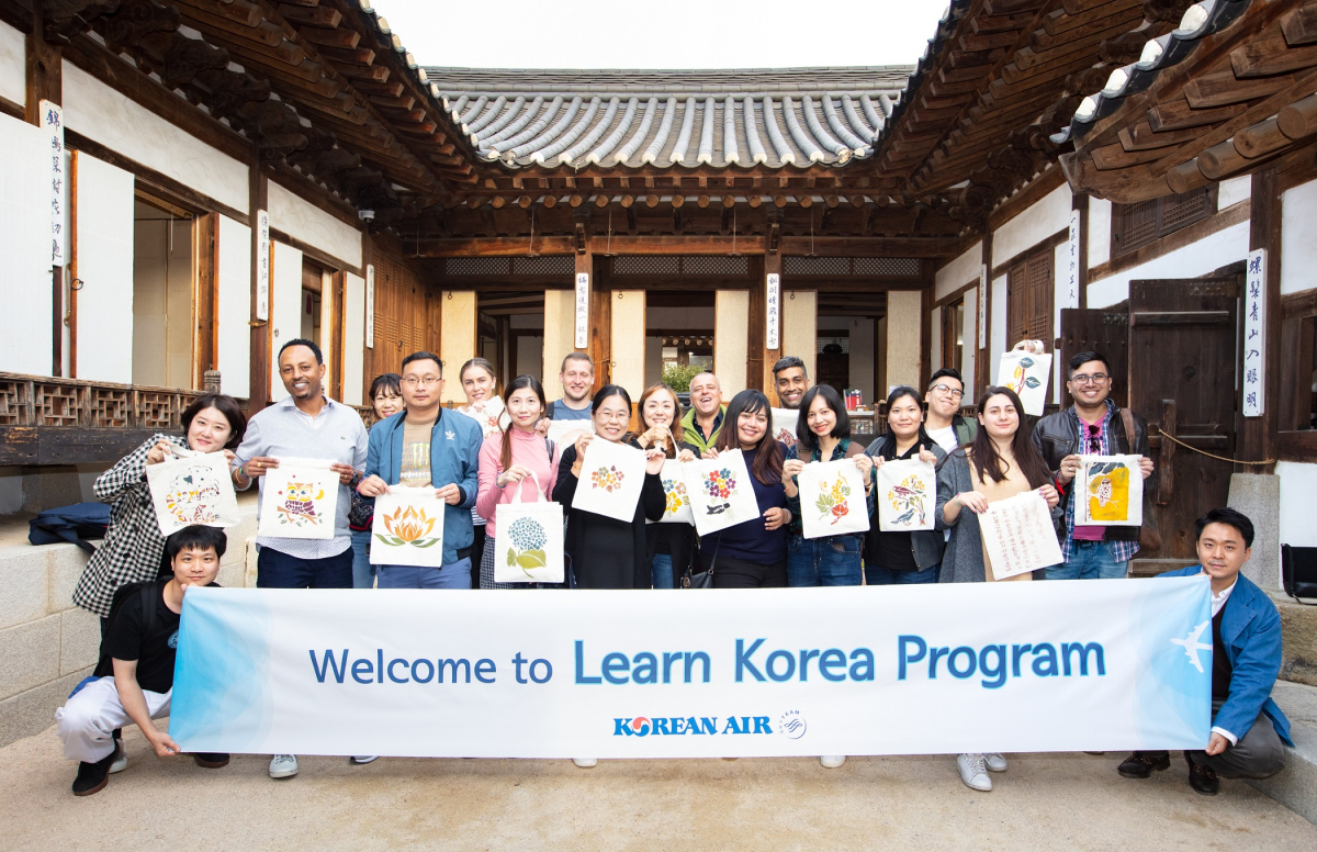 ▲남산 한옥마을을 찾은 외국인 직원들이 기념촬영을 하는 모습. (사진제공=대한항공)