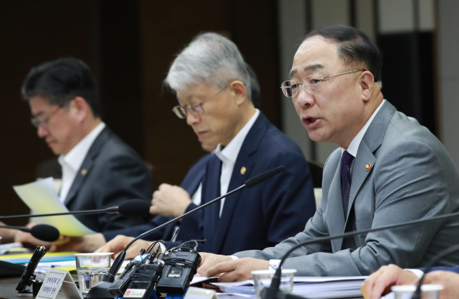 ▲홍남기 경제부총리 겸 기획재정부 장관이 지난 14일 제4차 혁신성장전략회의에서 발언하고 있다(사진=연합뉴스)